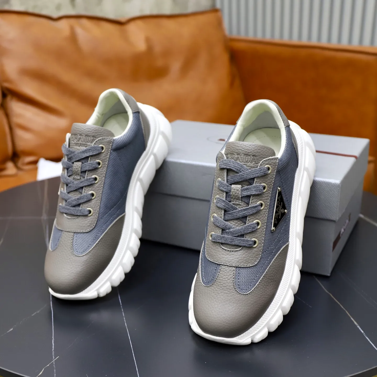 Ex-factory price: 700💰Top original order Brand: PRADA (Prada) Standard code: Men's size 38/44 (45 can be customized) Grade: Same as the official website Material: Original cowhide stitching, cowhide lining, original combination two-color wear-resistant soft outsole Style category: casual sports version, young fashion, European and American trend, British style Color: actual picture color